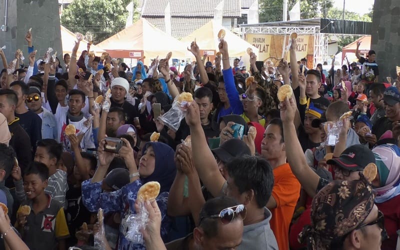 Ratusan Warga Rancaekek kabupaten Bandung, Jawa Barat, menggelar makan opak  secara bersama-sama di gedung serba guna Rancaekek, Sabtu, (7/7/2018). Foto: Saifal/Islampos