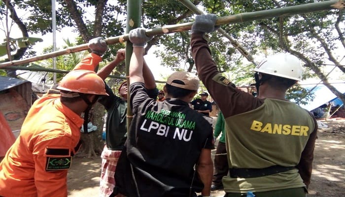 Banser Tanggap Bencana (Bagana) Satkorcab Kendal  menyelesaikan pendirian masjid darurat untuk membantu keperluan korban gempa di Desa Batu Kumbung, Kecamatan Lingsar, Kabupaten Lombok Barat, Jumat (24/8/2018). Foto: Istimewa