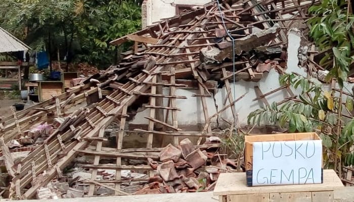 Bangunan runtuh terdampak gempa di Lombok. Foto: Istimewa