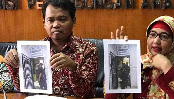 KPAI perlihatkan foto-foto dugaan tindakan kekerasan di sebuah sekolah di Batam. Foto: Rhio/Islampos