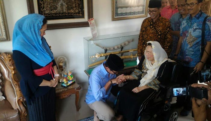 Sandiaga Uno tengah bersalaman dengan Istri mantan Presiden RI keempat Abdurahman Wahid, Shinta Wahid. Foto: Rhio/Islampos