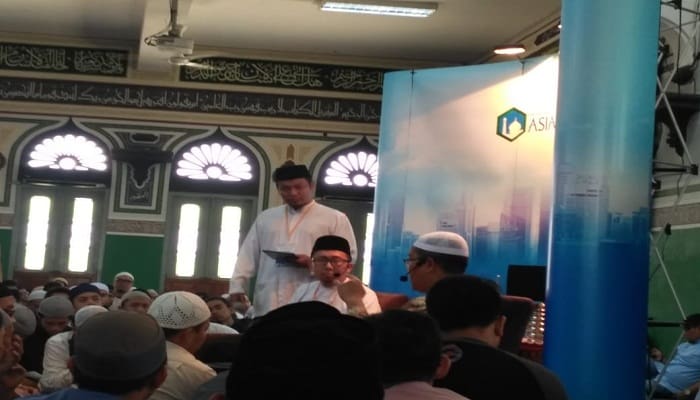 Ustaz Firanda: Rasulullah Tidak Pernah Paksa Orang Masuk Islam 1 Tabligh Akbar dengan tema "Saat Hidayah Menyapa Spesial Present untuk seluruh saudara kita para Mualaf" di Masjid Agung Al-Azhar Kebayoran Baru Jakarta Selatan, Selasa (11/9/2018). Foto: Rhio/Islampos