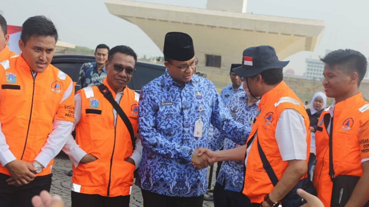 Gubernur Anies Baswedan melepas relawan tanggap bencana. Foto: twitter