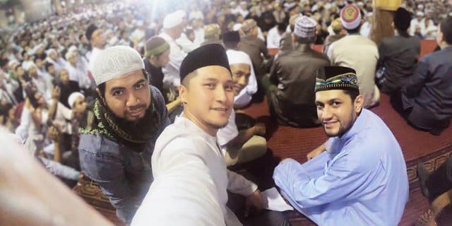 Arie Untung bersama rekan. Foto: Google