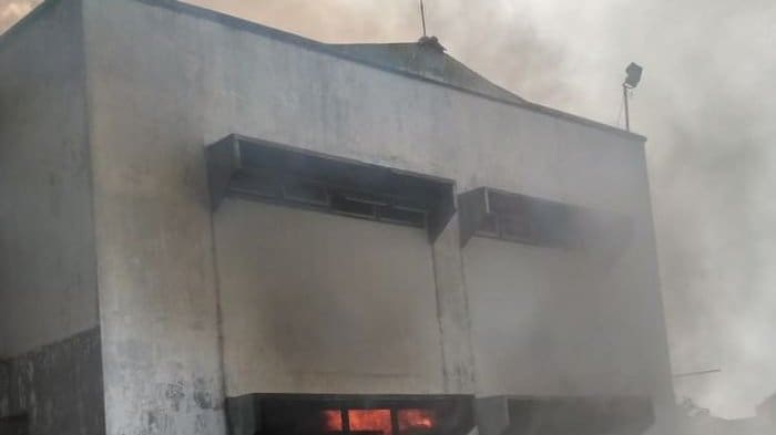 Si jago merah melahap gedung asrama pesantren Takhassus Institut Ilmu Al Quran (IIQ) di Jalan M Toha, Pamulang, Tangerang Selatan, Jumat (12/10/2018). Foto: Wartakota