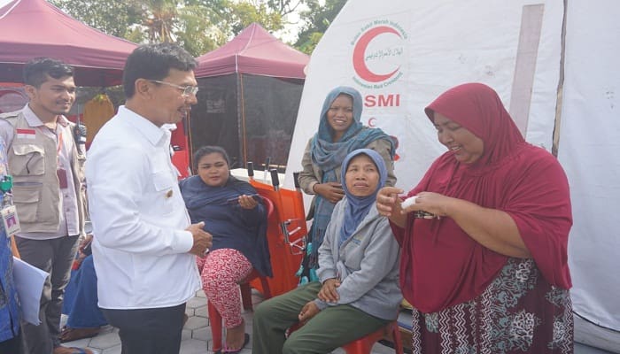 Bupati Sigi mengunjungi pasien di RS Lapangan BSMI, Jumat (2610). Foto; Istimewa