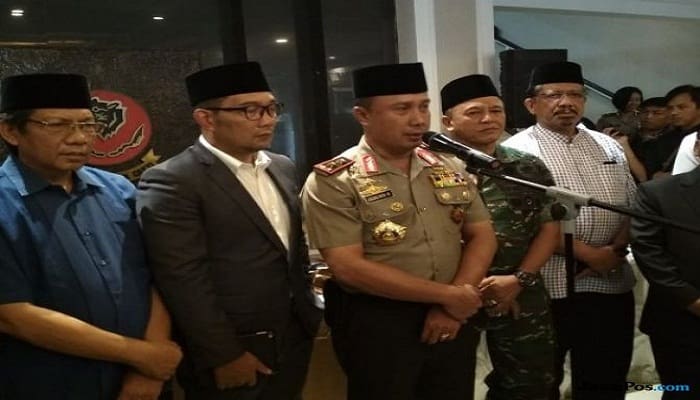 Kapolda Jawa Barat, Irjen Pol Agung Budi Maryoto beserta Gubernur Jawa Barat Ridwan Kamil dan sejumlah stake holder. Foto: Jawapos
