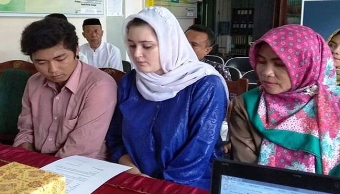 Ashley Marie Powell Mahasiswi Amerika yang menyatakan memeluk islam dan segera menikah dengan pemuda asal Kuningan. Foto: Jawapos
