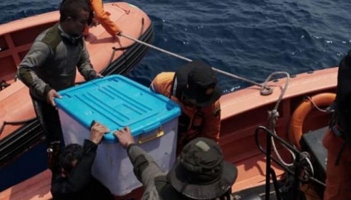 Kotak yang diduga membawa Black Box pesawat Lion Air JT 610. Foto: Antara