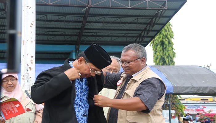 Bupati Sigi memakai jaket BSMI sebagai simbol Anggota Kehormatan BSMI. Foto: Istimewa