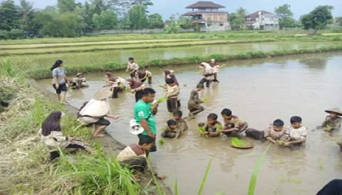 Sekolah, Dunia Kecil yang “Seharusnya” Menyenangkan 1 Foto-foto diambil dari arsip SDIT Permata Bunda Mranggen, Demak, Jawa Tengah.