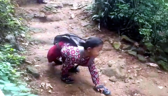 merangkak ke sekolah