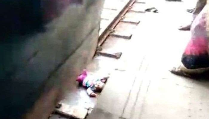 Meski Jatuh di Rel dan Dilintasi Kereta Api, Bayi Bernama Shaiba Ini Selamat 1 bayi jatuh ke rel kereta api