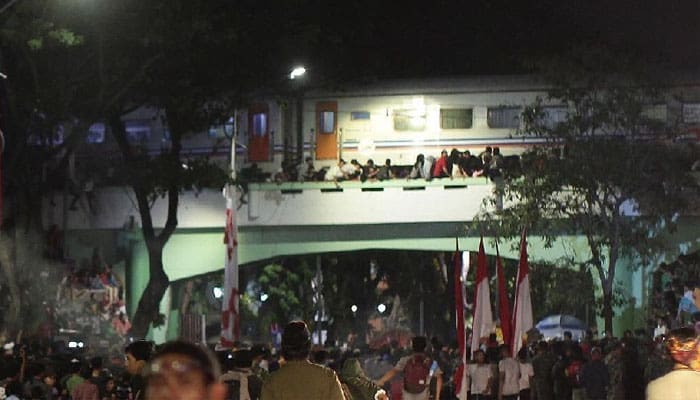 penonton drama surabaya membara
