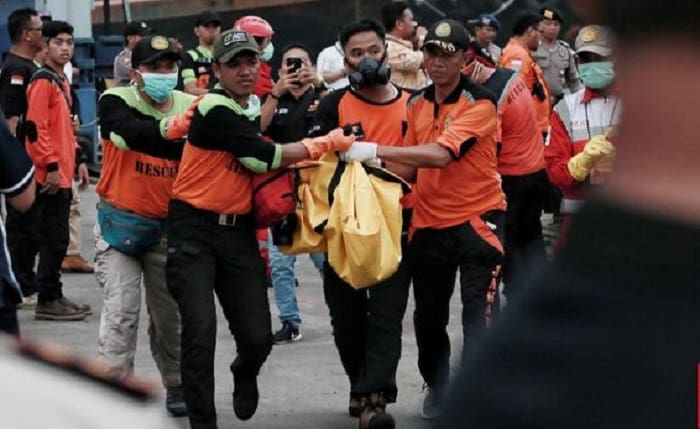 Tim SAR lakukan evakuasi korban Lion Air. Foto: CNN