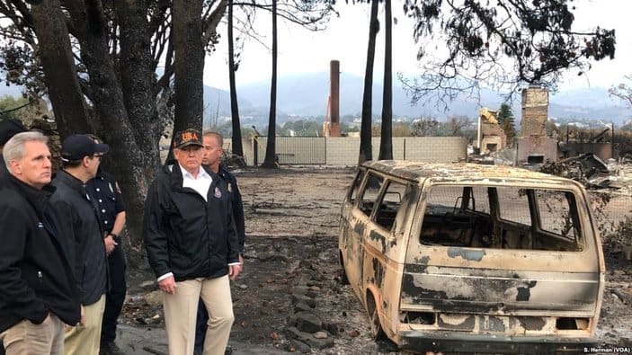 Presiden AS Donald Trump meninjau akibat kebakaran California. Foto: VOA