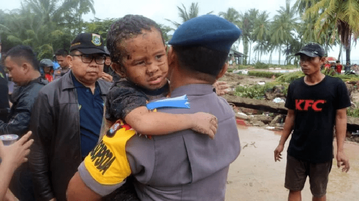 Polri Berhasil Evakuasi Bocah 5 Tahun di Bawah Reruntuhan Hotel 1 Foto: Vivanews