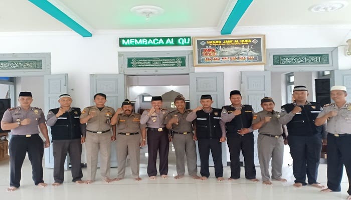 Kapolres Kendal berbincang akrab dengan pengurus Ansor dan Banser Kendal. Foto: Istimewa
