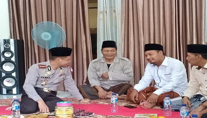 Kapolres Kendal berbincang akrab dengan pengurus Ansor dan Banser Kendal. Foto: Istimewa