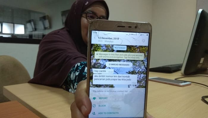 Maimon Herawati menunjukkan sejumlah pesan ujaran kebencian dan panggilan tak terjawab dari nomor-nomor tidak dikenal pascapetisi tolak iklan girlband asal Korea. FOTO: MR/INA News Agency