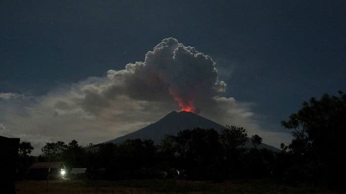 Gunung Agung Erupsi, 7 Wilayah Terpapar Hujan Abu Vulkanik 1 Gunung Agung. Foto: Tribun