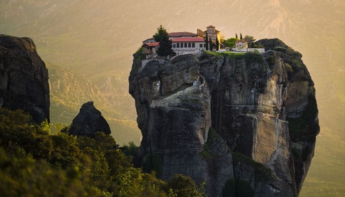 Berada di Atas Tebing Curam, Ini Tempat Tinggal Ekstrem di Yunani 1 tempat tinggal ekstrem