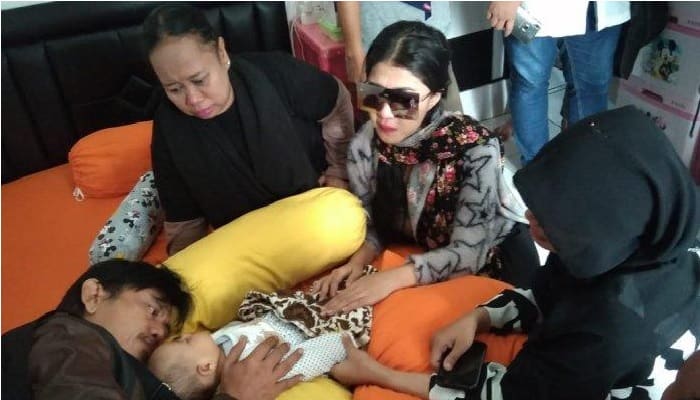 Yumna, Bayi 2 Bulan Anak Aa Jimmy Berhasil Selamat dari Tsunami, Begini Ceritanya 1 Epi Kusnendar dan sejumlah rekan Aa Jimmy menengok Yumna di rumah duka. Foto: Tribunnews