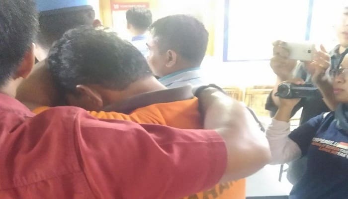 BA (baju orange) pelaku pungli dana renovasi masjid pascagempa di NTB. Foto: Detik