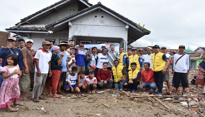 Rombongan Uighur bersama warga Sumur Pandeglang yang terdampak tsunami Selat Sunda. Foto: Muhammad Jundii/INA/JITU