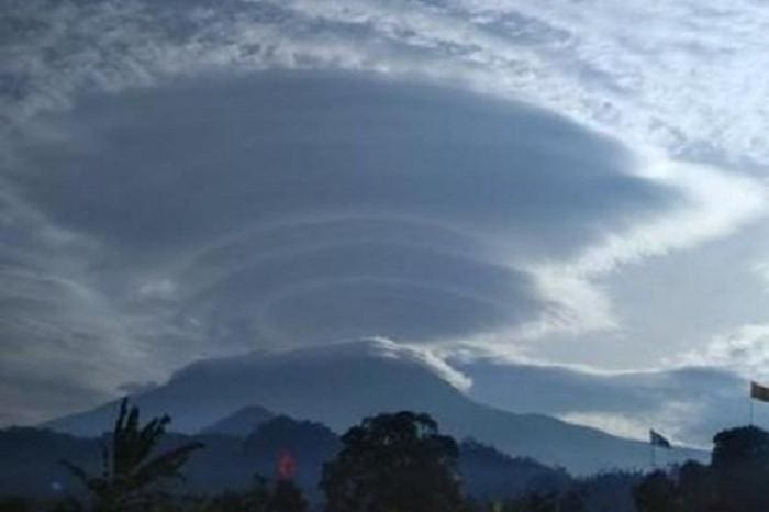 Fenomena awan mirip gasing. Foto: Solopos