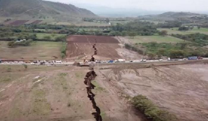 Sebuah retakan besar, yang membentang banyak mil, tiba-tiba muncul baru-baru ini di Kenya barat daya. Foto: Tempo/ YouTube / DailyNation