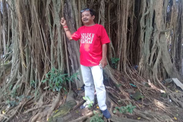 Pawang hujan asal Semarang, Santoso Joko Purnomo, kerap menerima order saat musim penghujan. Foto: Semarangpos