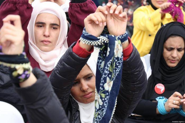 Perempuan Palestina protes Rezim Assad. Foto: MEMO