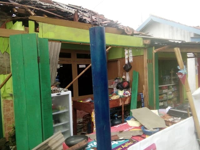 Puting beliung terjang Cilamaya. Foto: Pelita Karawang