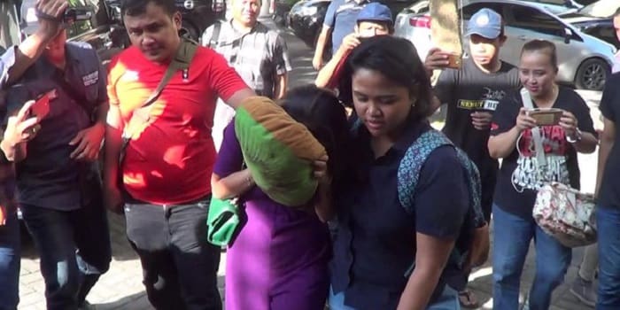 VA saat ditangkap polisi. Foto: Hilda Meilisa Rinanda/Detik