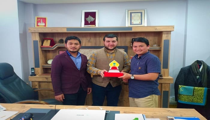 Kerjasama dengan KAMMI, UDEF Berencana Membuka Kantor Perwakilan di Indonesia 1 Kabid HLN KAMMI Memberikan Plakat Ke Malik Taylan di Kantor Coordinatir of International Affairs UDEF. Foto: Istimewa