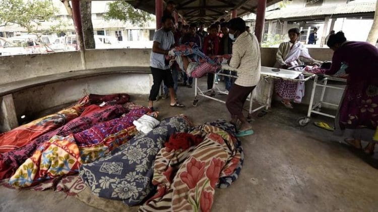 Korban miras oplosan di India. Foto: AFP