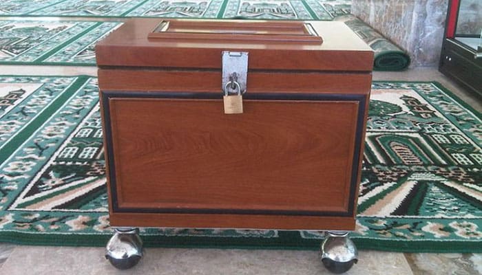 Mengedarkan Kotak Infak ketika Khutbah Jumat 1 kotak infak