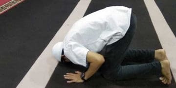 Mengepalkan Tangan saat Bangkit dari sujud