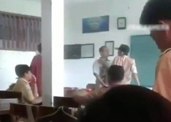 Murid menantang gurunya. Foto: Sindo