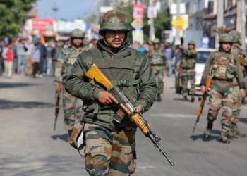 Tentara India berpatroli di jalan saat jam malam di Jammu, Kashmir, 16 Februari 2019. Foto: Reuters