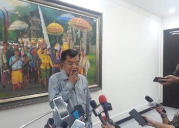 Jusuf Kalla. Wakil Presiden RI Jusuf Kalla saat diwawancarai wartawan di Kantor Wakil Presiden, Jalan Medan Merdeka Utara, Jakarta. Foto: Republika
