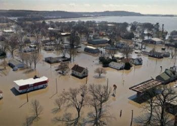 Rumah dan bisnis dikelilingi oleh air banjir pada 20 Maret 2019 di Hamburg, Iowa. Foto: PressTV