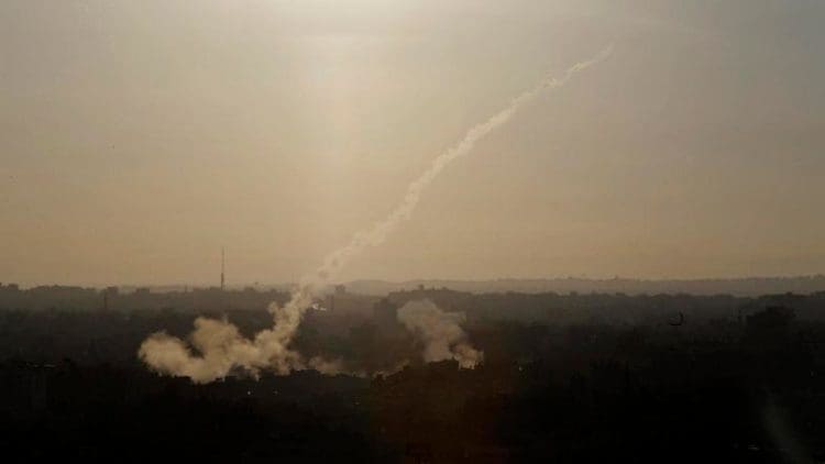 Balas Serangan Israel, 360 Roket Ditembakkan dari Gaza 1 5 roket dari Gaza hantam Israel. Foto: Alarabiya/AP