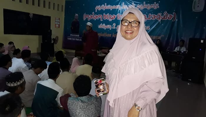 Jelang UN, Kelas 3 SMAN 2 Purwakarta Gelar Mabit 1 Foto: Drs. Hj. Encah Komariah, M.M., Kepala SMAN 2 Purwakarta
