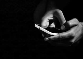 ponsel streaming grup WA Kecanduan Nonton Porno Pembuka Pintu Zina, Gadget, Hukum Nonton Film Porno, Hal yang Dilarang Diunggah di Medsos!, Hukum Nonton Film Porno, Cara Mengatasi Kecanduan Pornografi,, Hukum Melihat Gambar Porno saat Puasa, Hukum Sebarkan Berita Dusta atau Hoax, blok, Cara Menyembuhkan Ketagihan Konten Porno