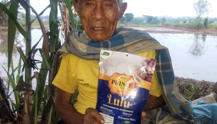 Bah Rosyid pun Terharu Dapatkan Kurma Ramadhan IslamposAid 1 Bah Rosyid pun Terharu Dapatkan Kurma Ramadhan IslamposAid 1