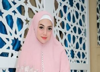 Celine Evangelista tampil berhijab di acara buka bersama ustaz Reza Muhammad.