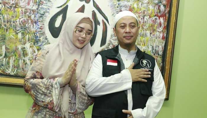 Opick dan Istri Tak Ingin Takabur Meski Diamanahi Rambut Nabi 1 Opick dan Bebi Silvana. Foto: detik