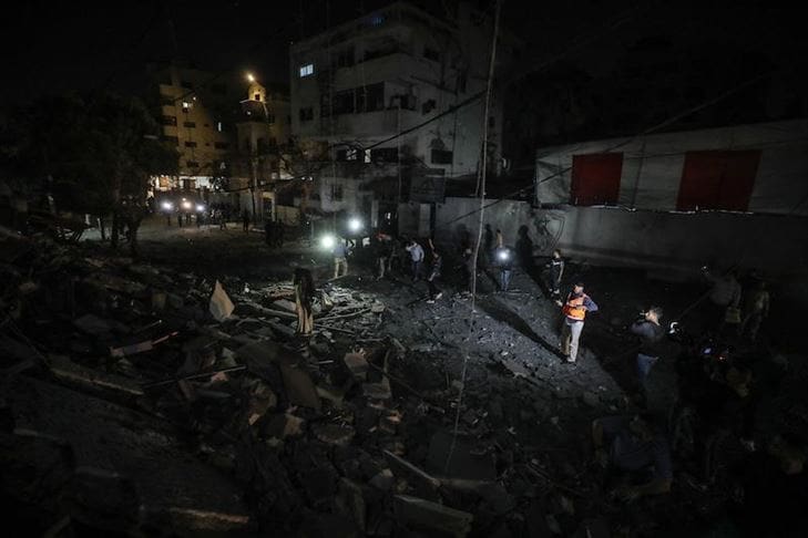 Kantor Berita Turki di Gaza Dibombardir Israel, Ini Reaksi NU dan Muhammadiyah 1 Puing-puing bangunan kantor Anadolu Agency setelah serangan pesawat tempur Israel di Gaza pada 4 Mei 2019. Foto: Anadolu